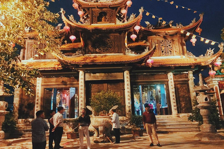 The temple's architecture is imbued with traditional Vietnamese style. Source: iVIVU