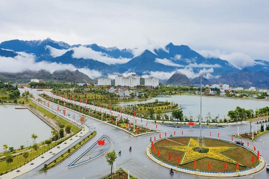 Lai Chau City under mountain ranges. Photo: Lai Chau People's Committee