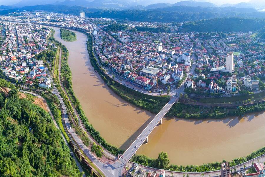 Red River runs through Lao Cai City. Photo: VnEconomy