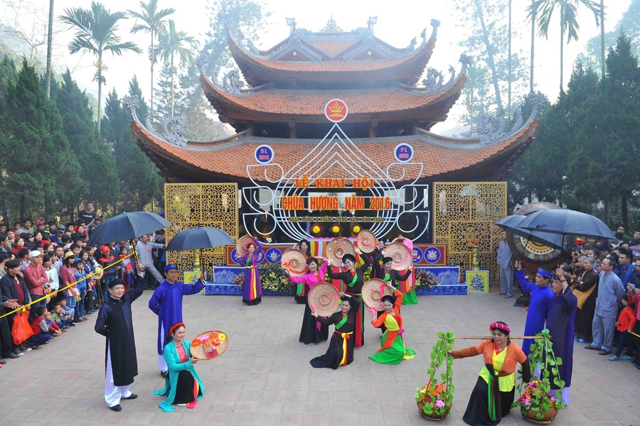 Perfume Pagoda Festival has many beautiful cultural features. Source: PYS Travel