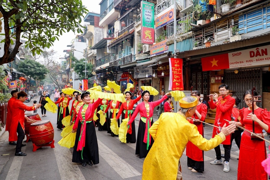 Bach Ma Temple Festival has bustling atmosphere with traditional rituals. Source: Tien Phong