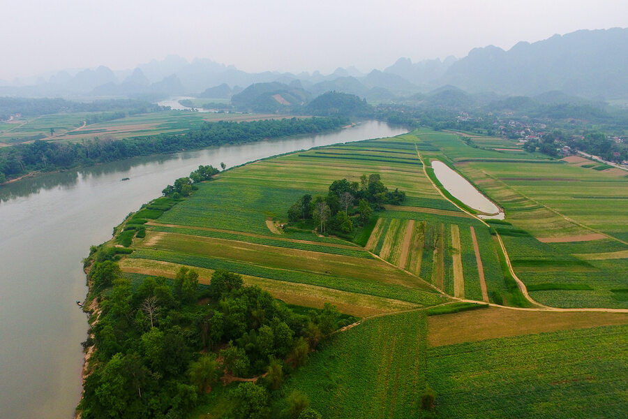 Lam River flows gently. Photo: Sach Nguyen