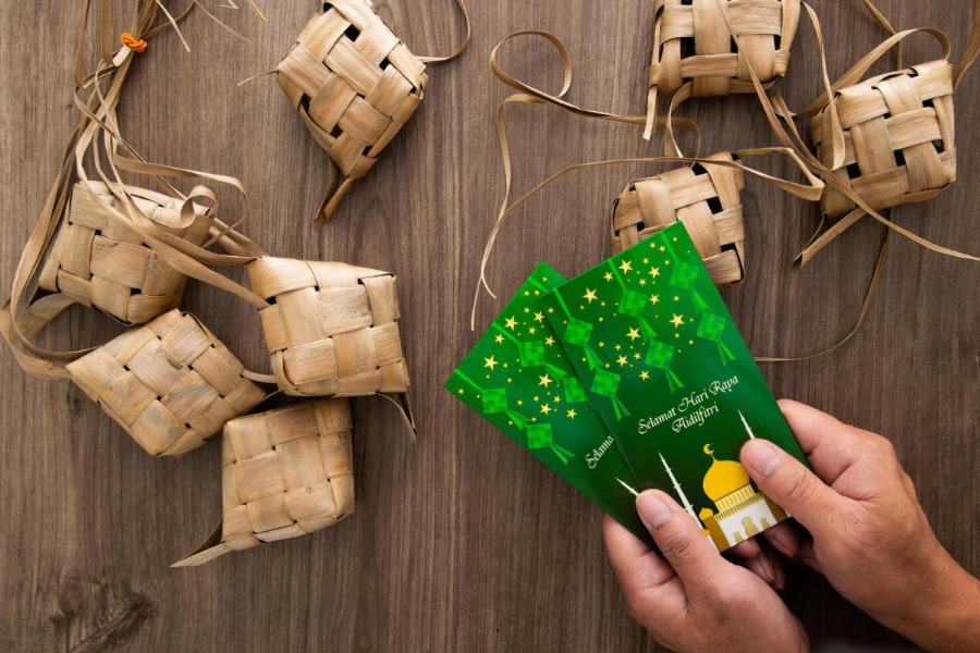 An indispensable activity during the festival is giving lucky money. Source: Vecteezy