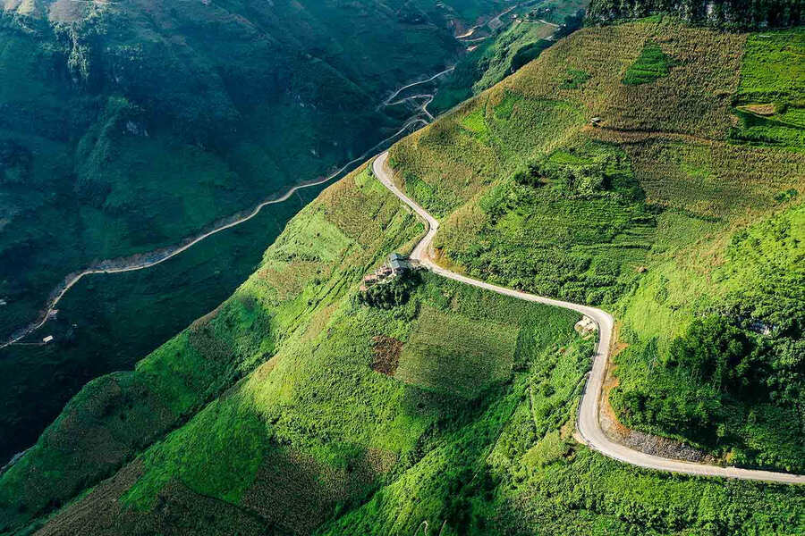  The pass looks like a golden scarf draped across the mountain. Photo: Truyen hinh Ha Nam