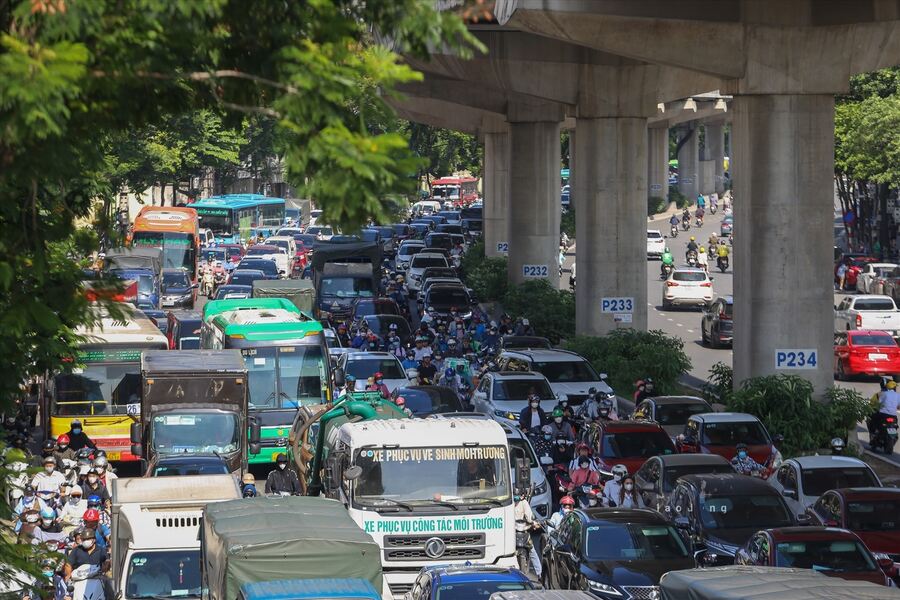 Traffic jams at Mai Dich, a section where the metro line will pass. Source: Laodong