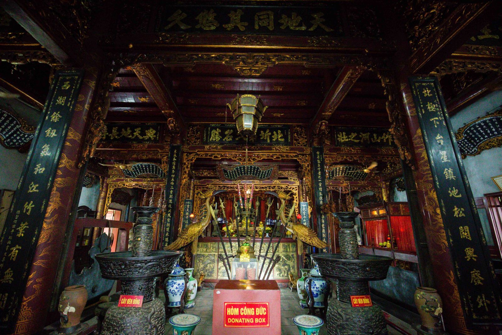 The main shrine of Quan Thanh Temple. Source: Nguoi Dua Tin