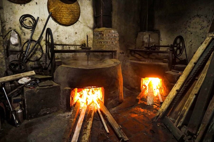 The roasting stove is always red-hot during the green rice season.Photo: Lao dong