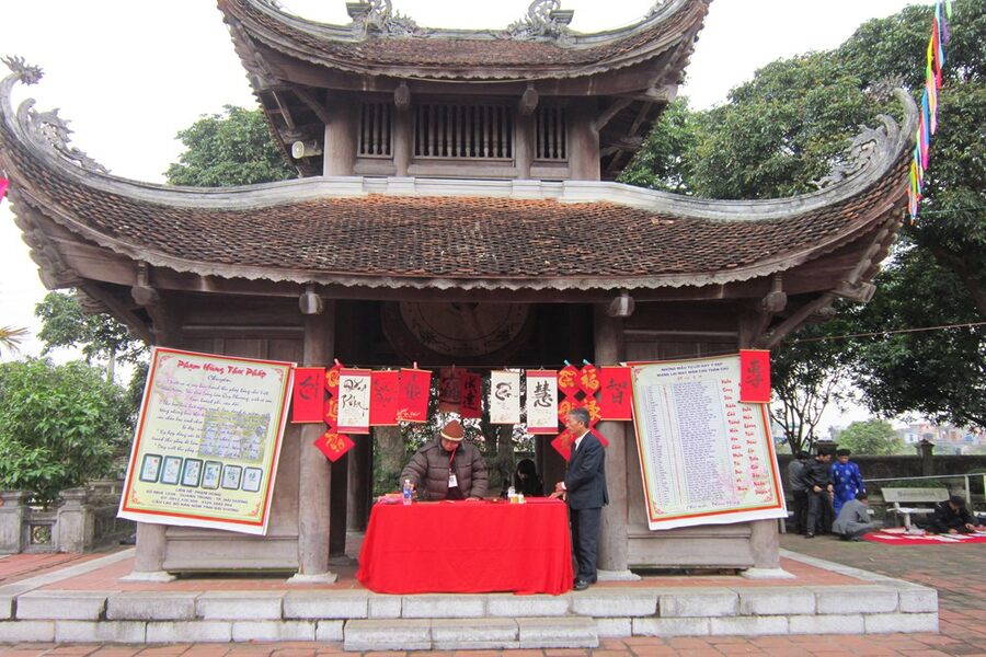 Calligraphy exhibition at Mao Dien Temple of Literature. Source: Baovanhoa