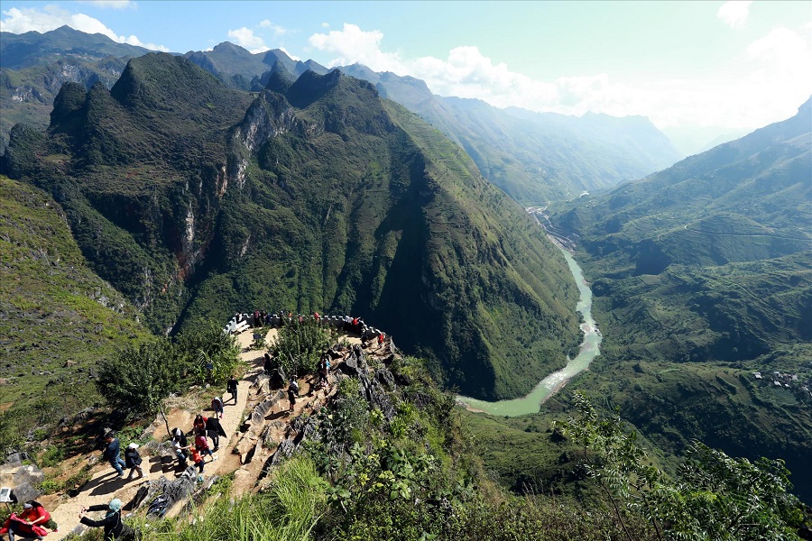 One of the most striking routes in the Dong Van Karst Plateau is the Ma Pi Leng Pass