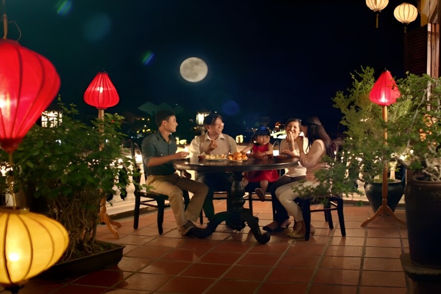 A time for families to reunite, enjoy mooncakes and watch the moon together. Photo: Kenh14