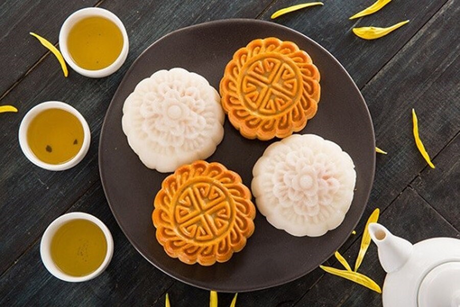 Two types of mooncakes, each one has a different meaning. Photo: Doanh nghiep va Tiep thi