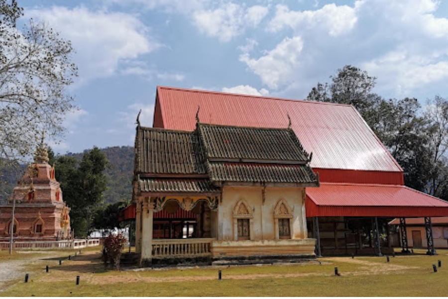 Wat Poe Chai is outstanding among the beauty of nature