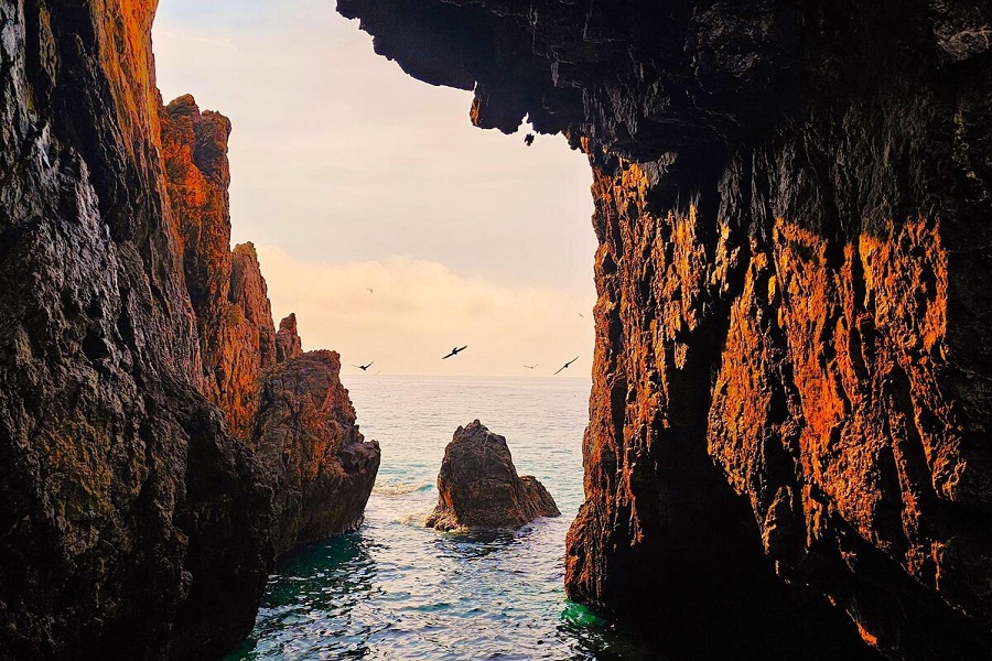 Vi Rong Cape showcases a stunning interplay between rugged rocks and the vast expanse of the sea