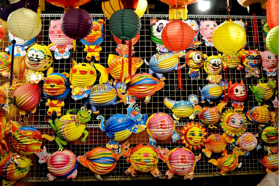 There are many kinds of lanterns to choose from