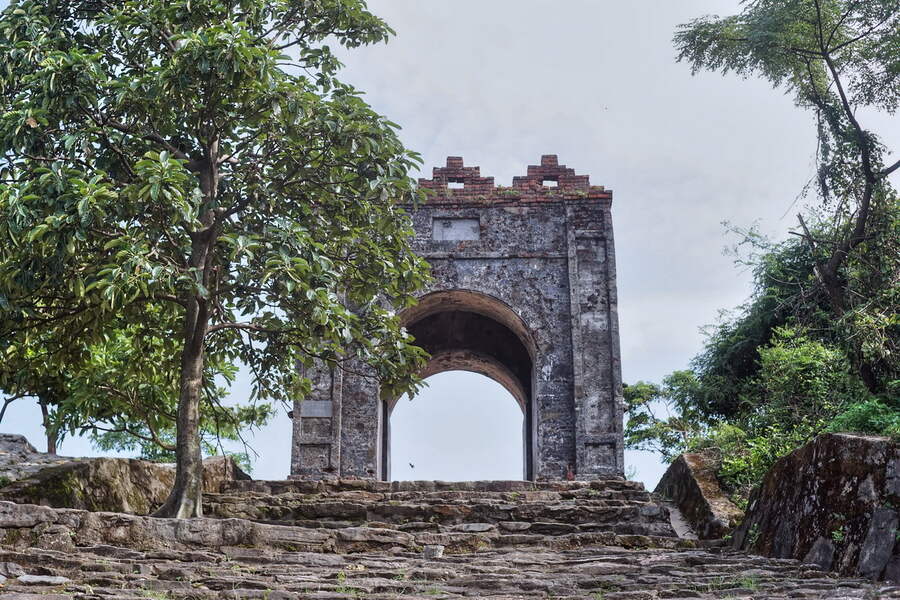 Hoanh Son Quan relic site on Ngang Pass summit. Photo: Redsvn