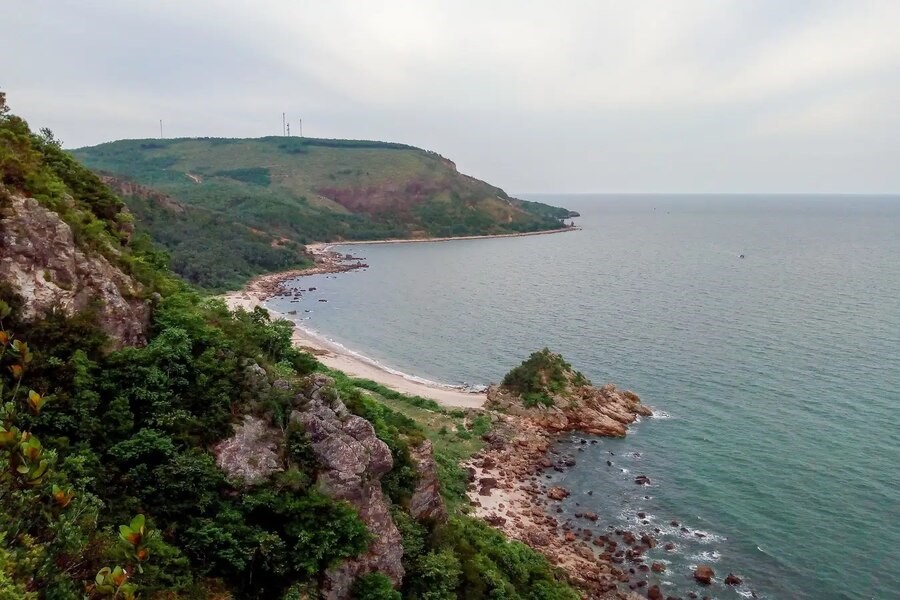 The nature of Nghe An possesses the beauty of both mountains and sea. Photo: Traveloka