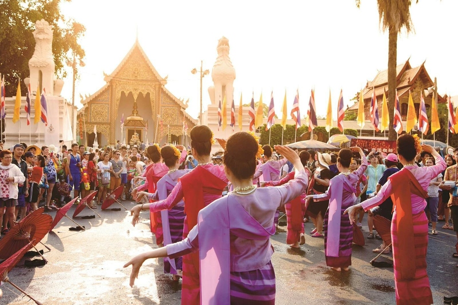 You can admire the traditional ceremonies to learn more about Thai culture. Source: Du lich Thai Lan