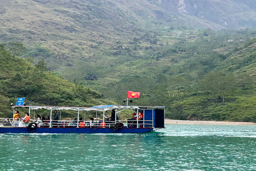 Take a boat trip to enjoy the traquility scenery of Nho Que River @Salm