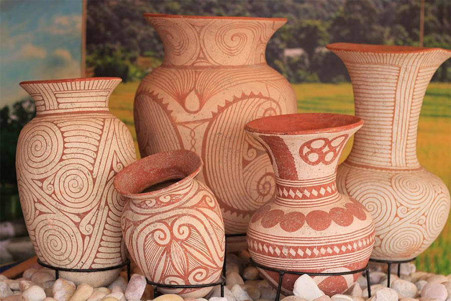 Red-patterned clay jars - Ban Chiang