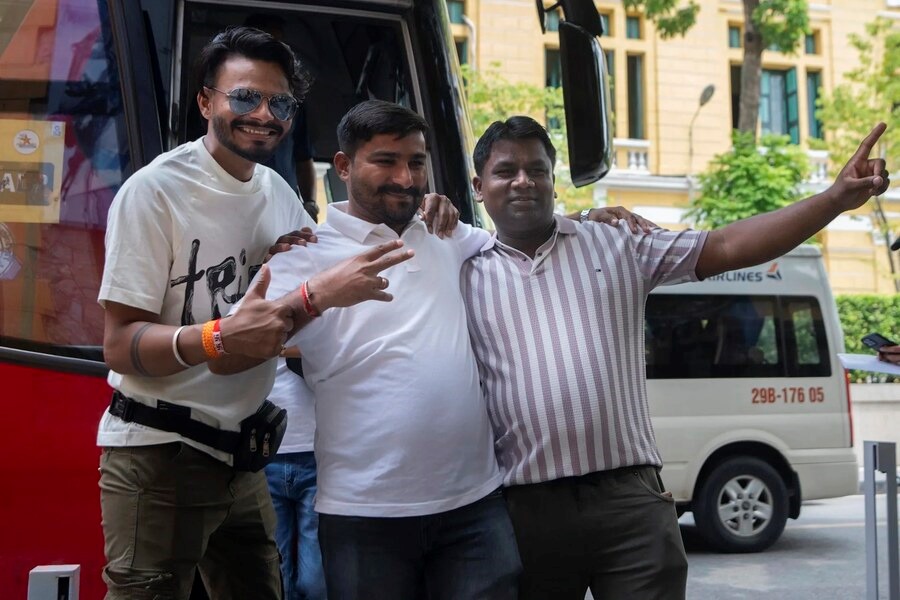 The Indian guests landed in Hanoi with big smiles on their faces. Photo: Dan tri