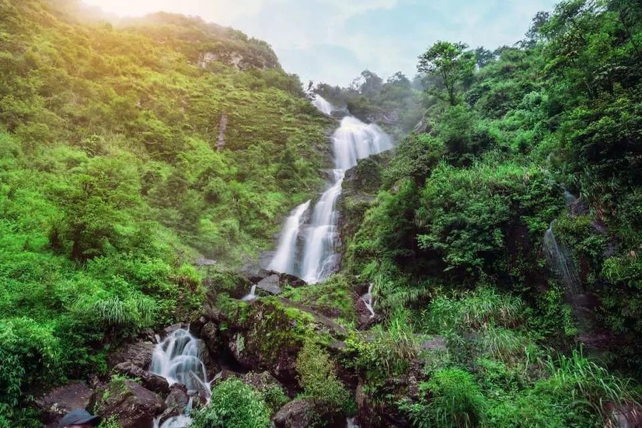 The silver white waterfall flows from the peak of the mountain. Source: Topriviu