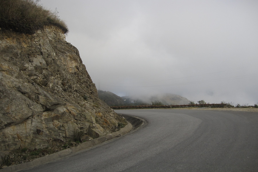 The fog completely obscured the view on O Quy Ho Pass. Photo: Wikipedia