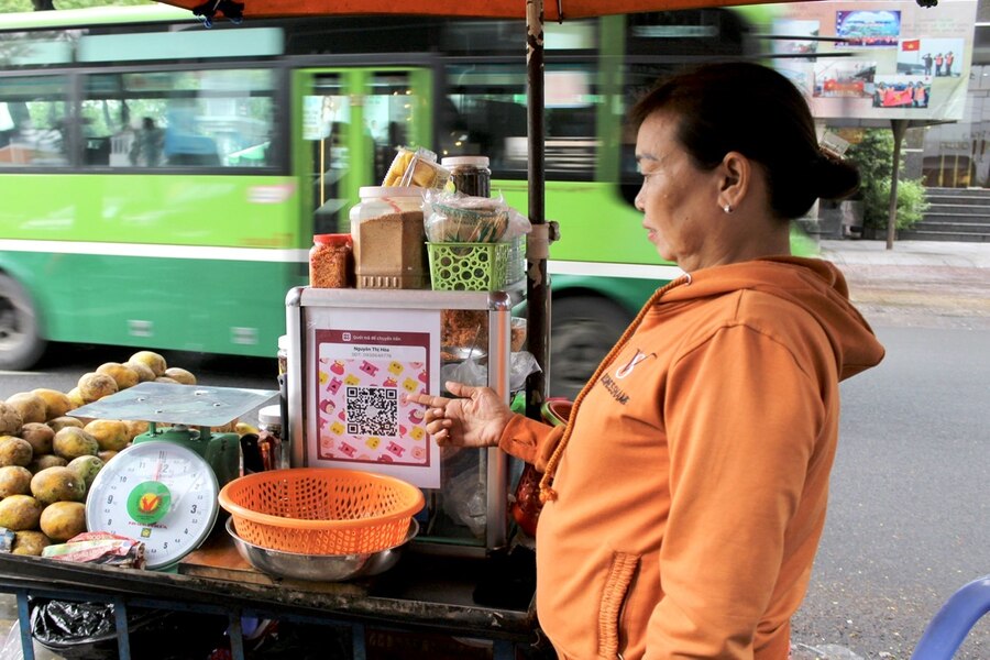 Even street vendors accept online payments! Photo: Lao dong