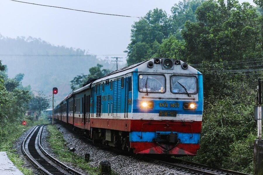 The signature colors of the Reunification Train are blue, white, and red. Photo: Thuong Truong