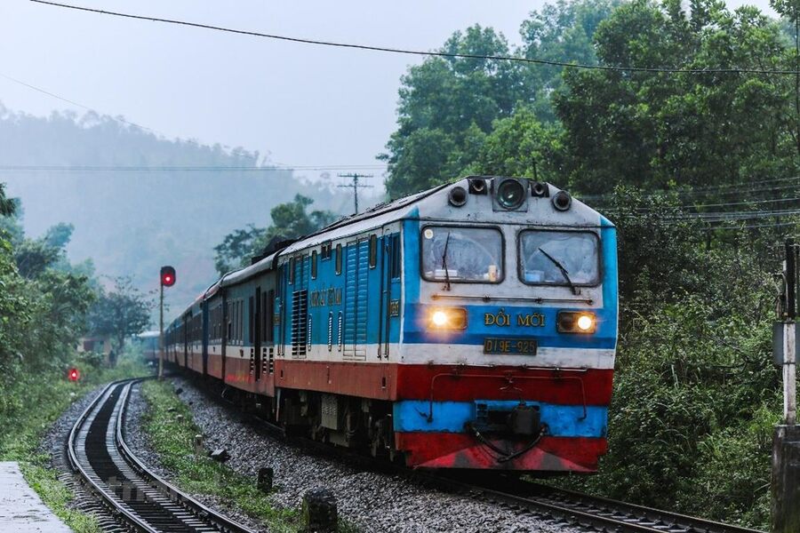 The signature colors of the Reunification Train are blue, white, and red. Photo: Thuong Truong