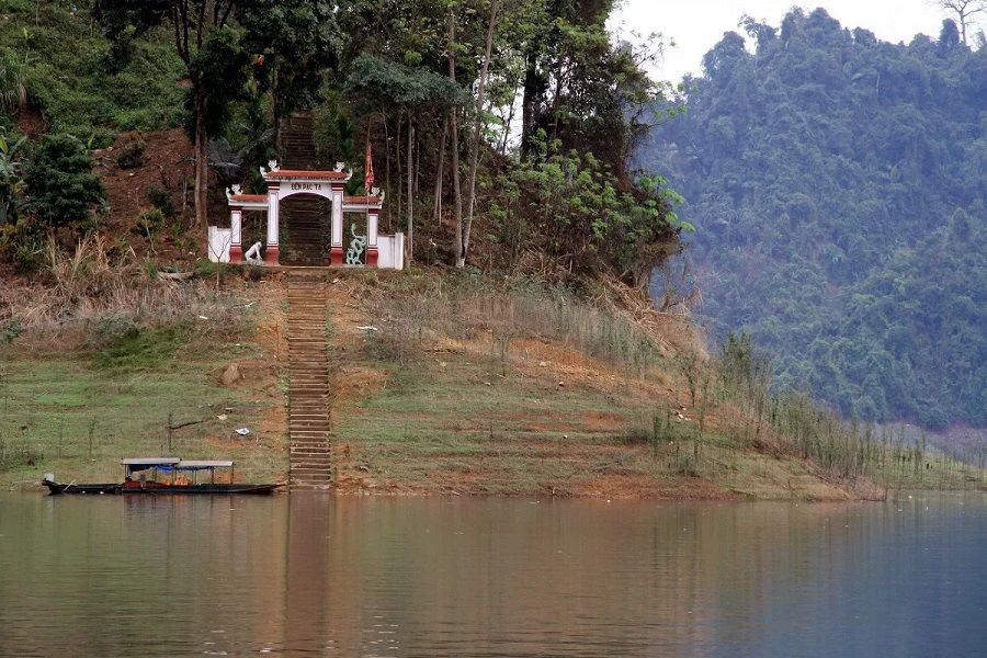 Pac Ta Temple’s Entrance faces the Gam River 