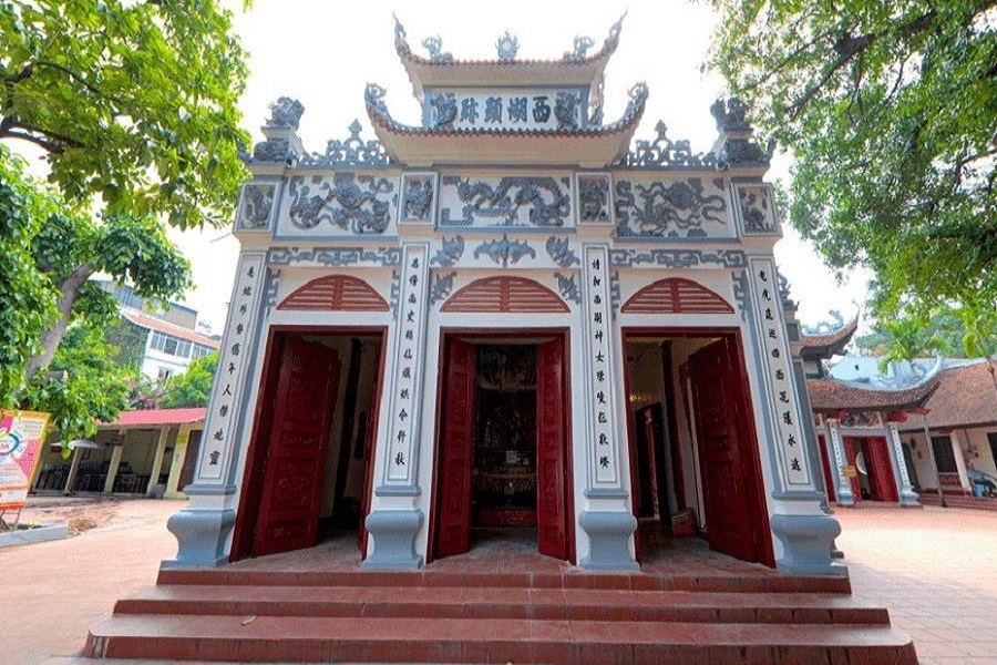 The gate with Eastern gazebo