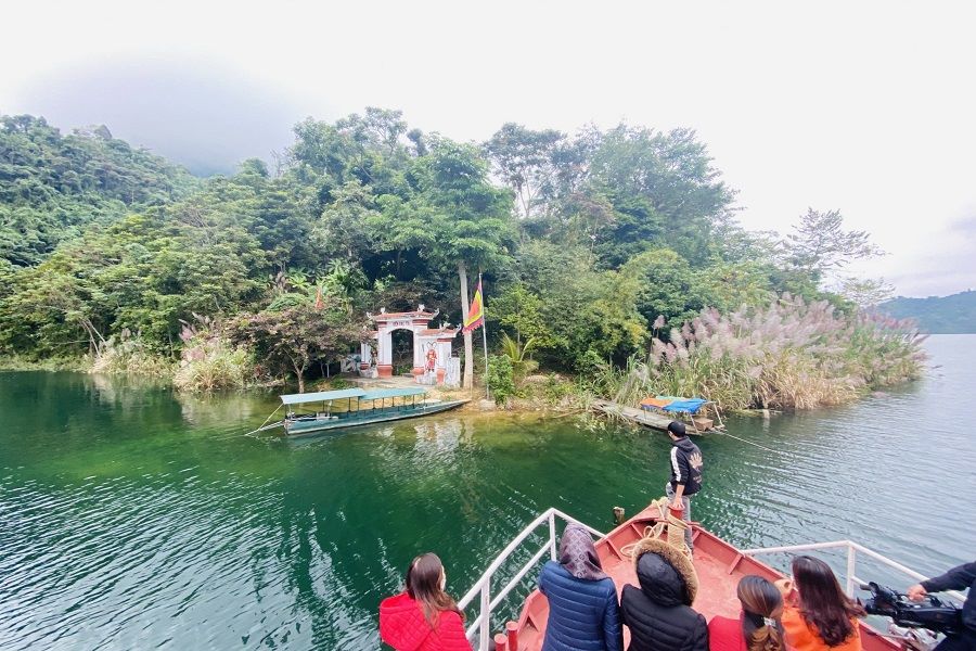 Tourists go to Pac Ta Temple by boat 