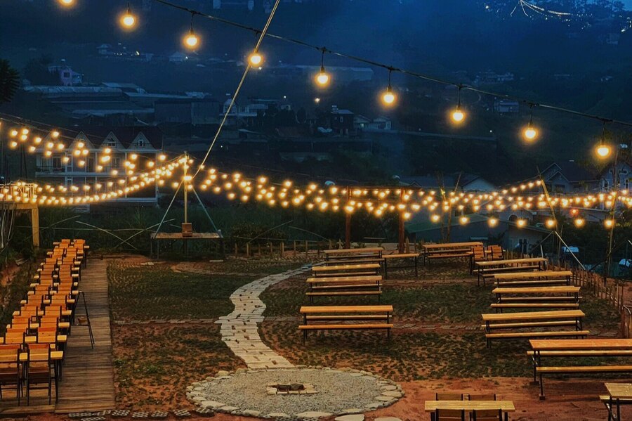 A breezy and cozy outdoor space. Photo: Pallet Da Lat