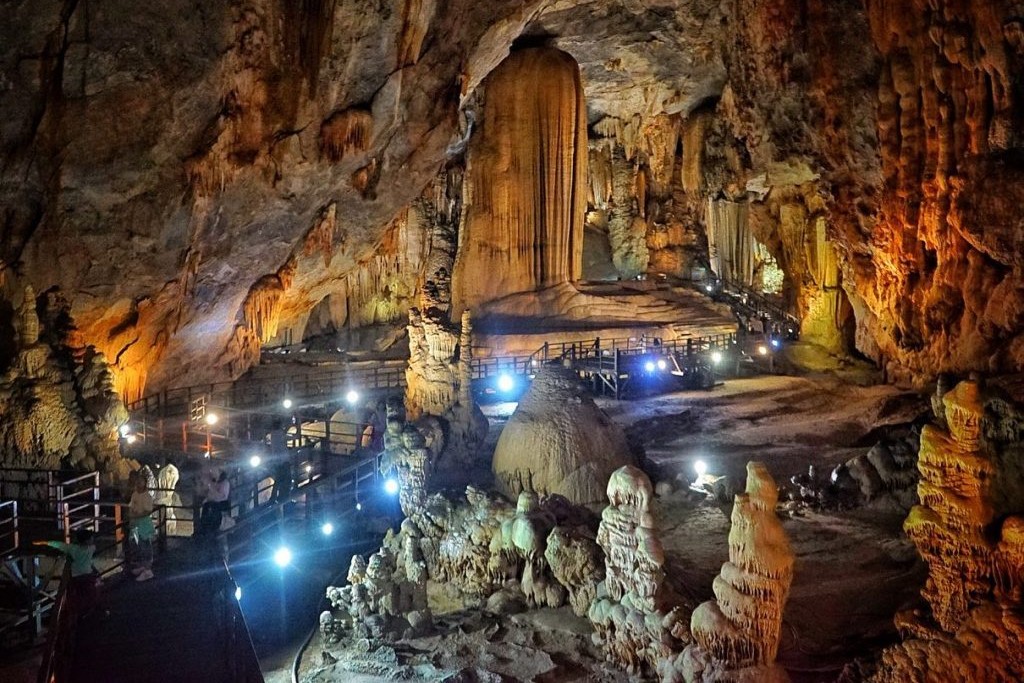 A panoramic view inside Paradise Cave. Source: Du lich Phong Nha