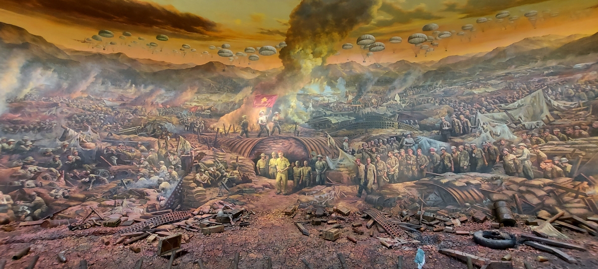 A grand panoramic painting, faithfully recreating the moments of the Dien Bien Phu campaign