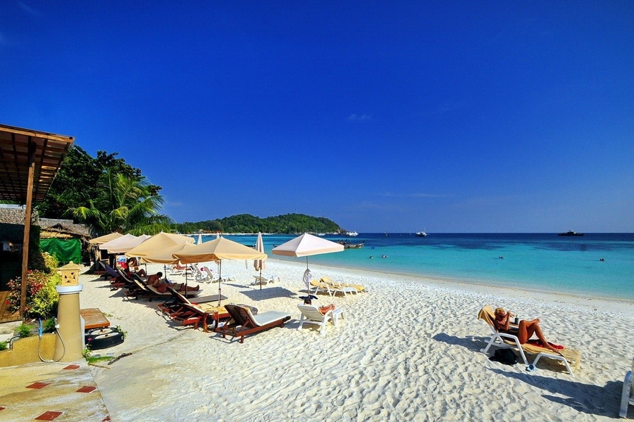 Besides enjoying the festival atmosphere, you can also relax on the beach. Source: Trang An Travel