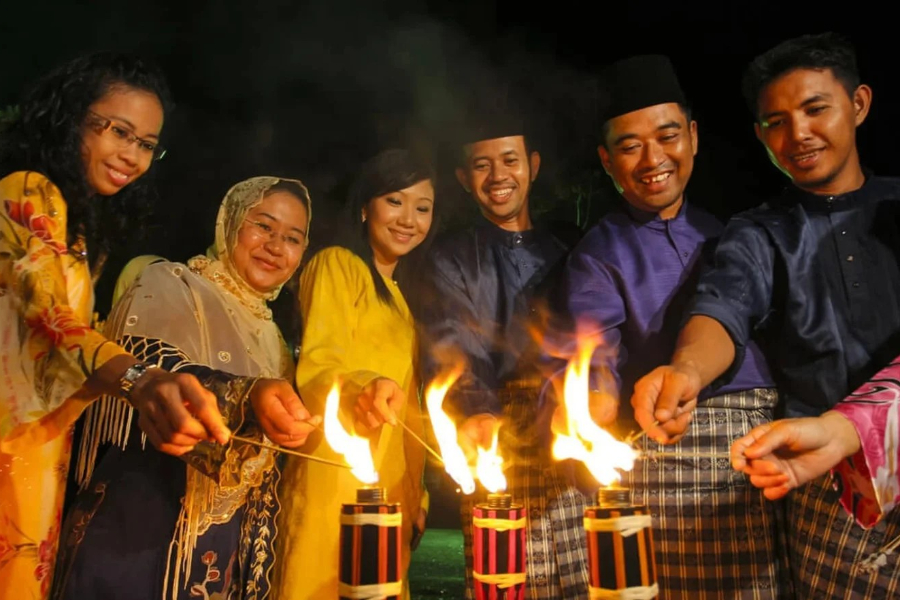 Lighting the lamps has a meaning of dispelling darkness. Source: The Estate KL