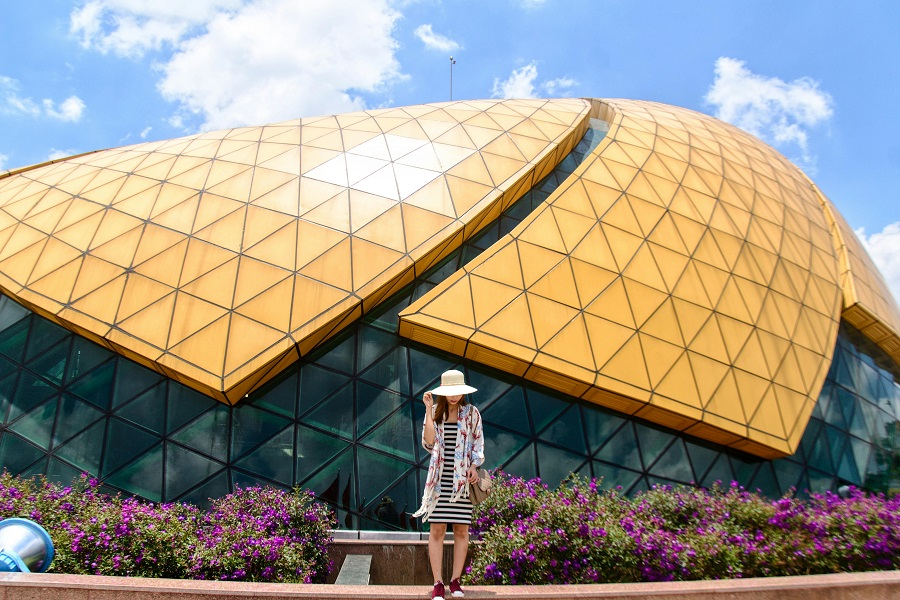 Once you arrive at Lam Vien Square, the Wild Sunflower Dome instantly catches your eye