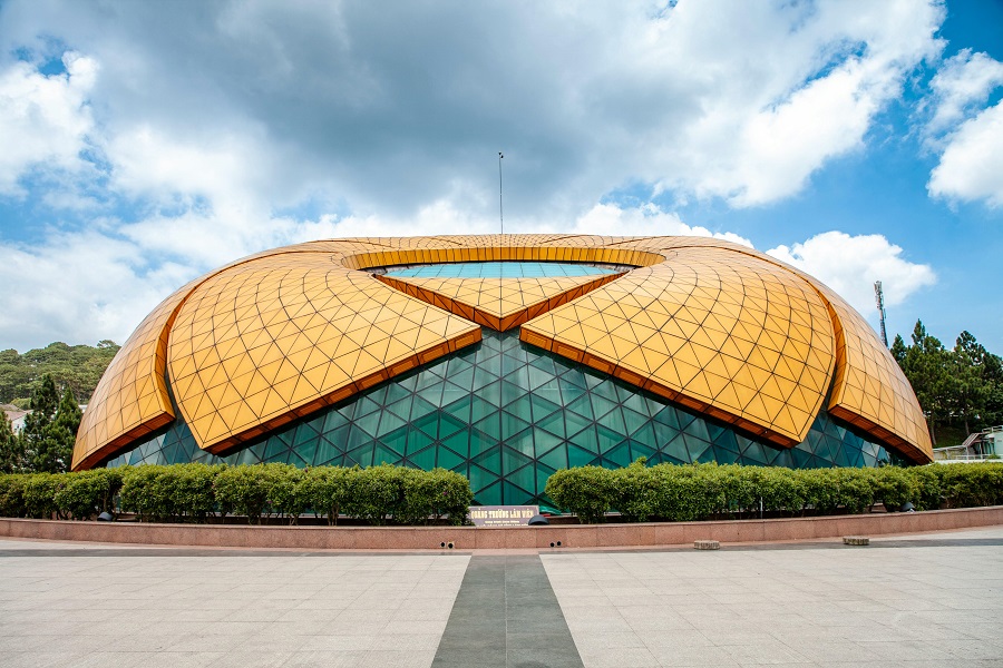 You’ll know you’ve reached Lam Vien Square the moment a giant yellow sunflower structure comes into view