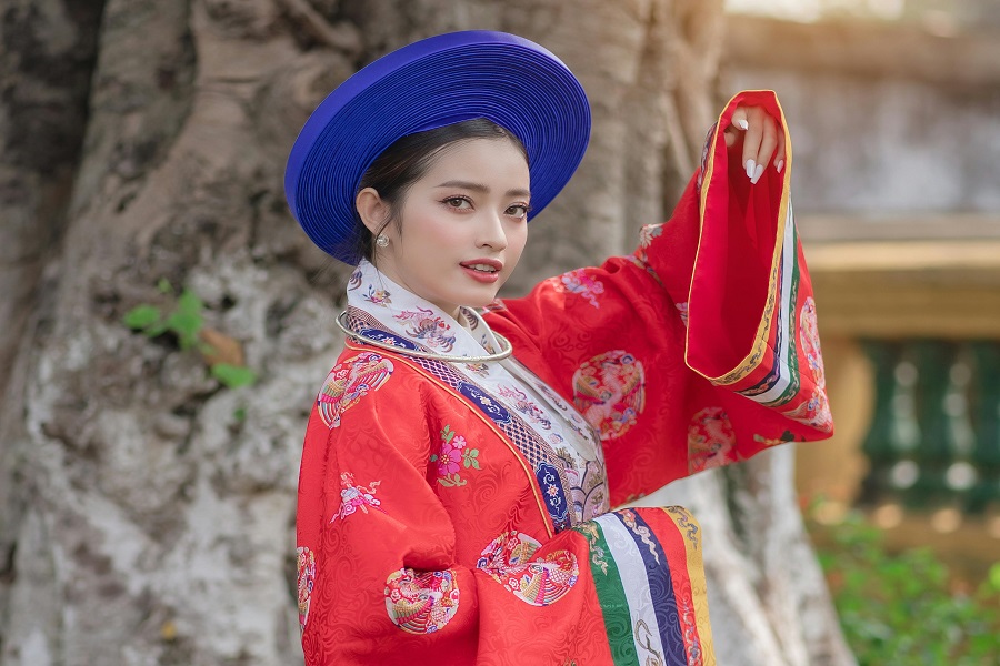 The dress’s cuffs represent the five elements