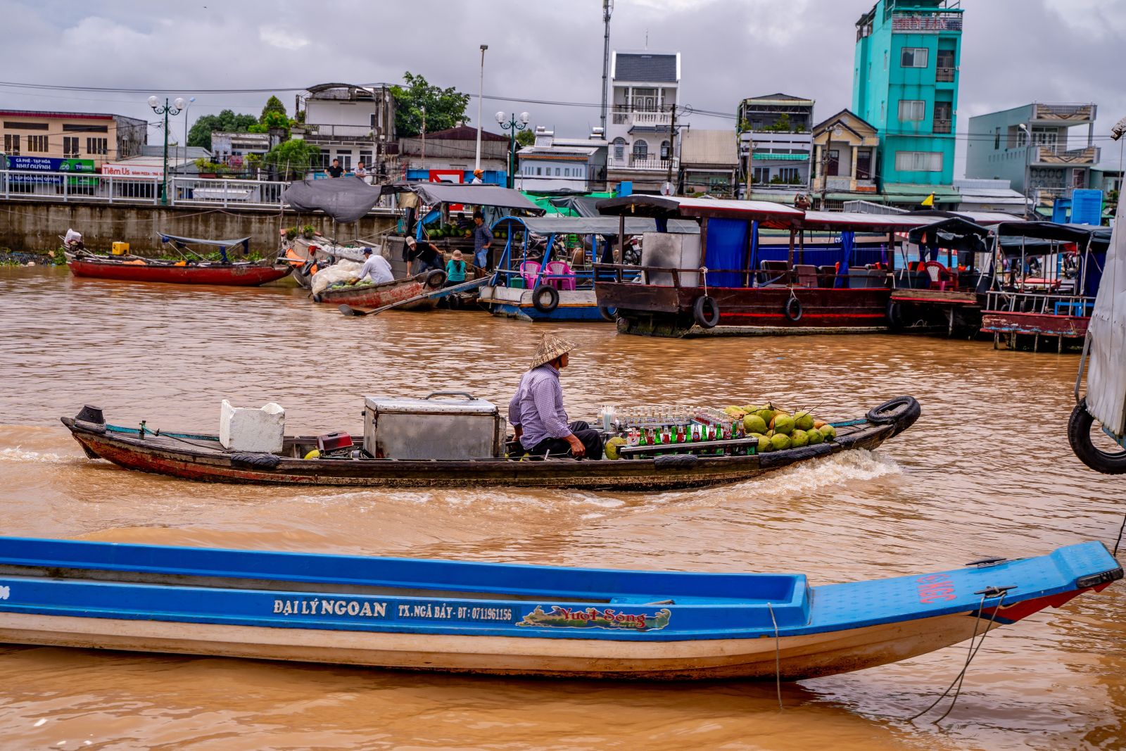 Discover the bustling activity of the Can Tho floating market, with its boats and fresh produce.
