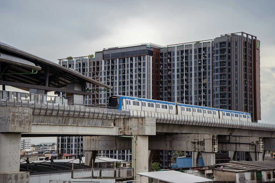 For an affordable trip, take the BTS or MRT to Hua Lamphong station, then walk a short distance