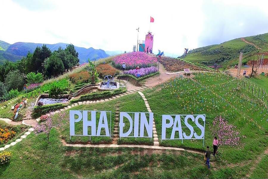 A poetic stop on Pha Din Pass. Photo: Nguoitaybac