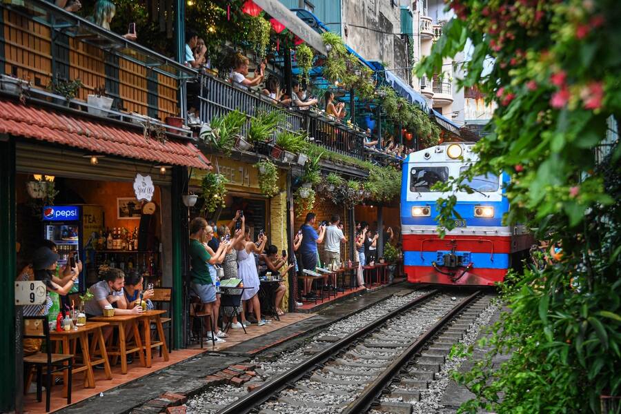 To ensure safety and comply with the law, you should only observe the train from a distance. Photo: Dan tri