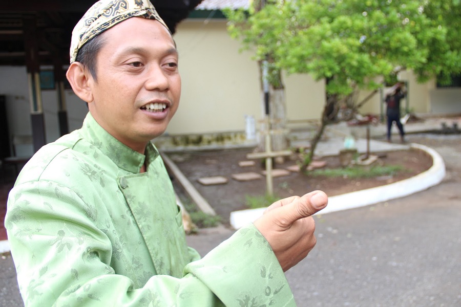 Opt for your thumb or open palm when indicating something