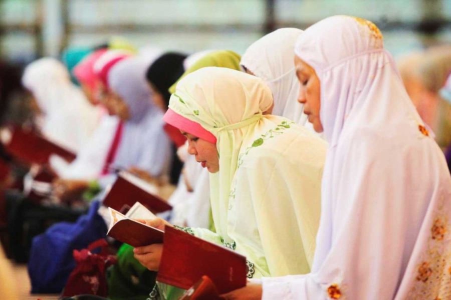 Early morning prayer is one of the most sacred and crucial rituals. Source: mStar