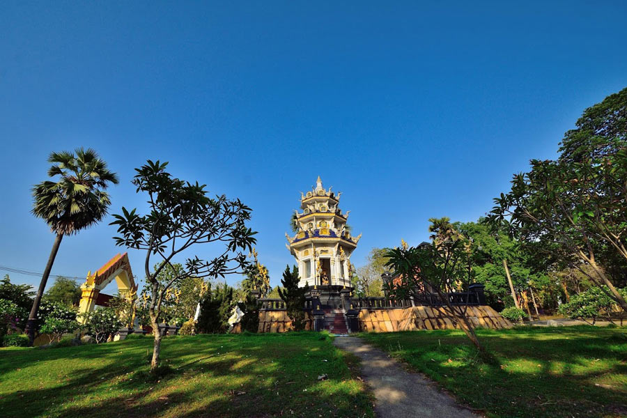 Wat Phra Thaen Sila At at Uttaradit province