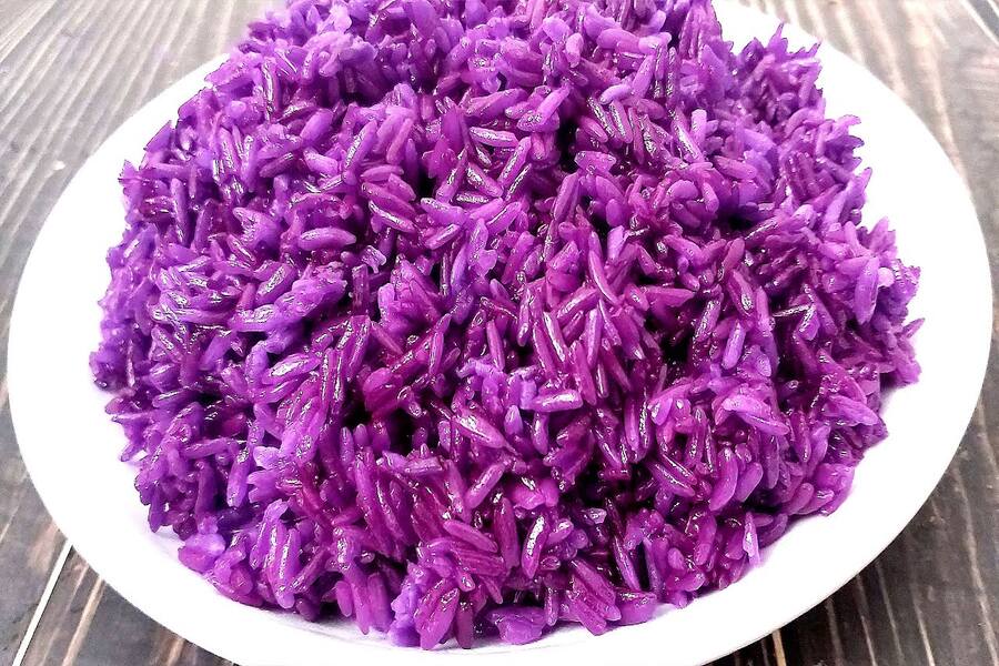 The eye-catching purple hue of the sticky rice is truly appetizing. Photo: Tay Bac TV