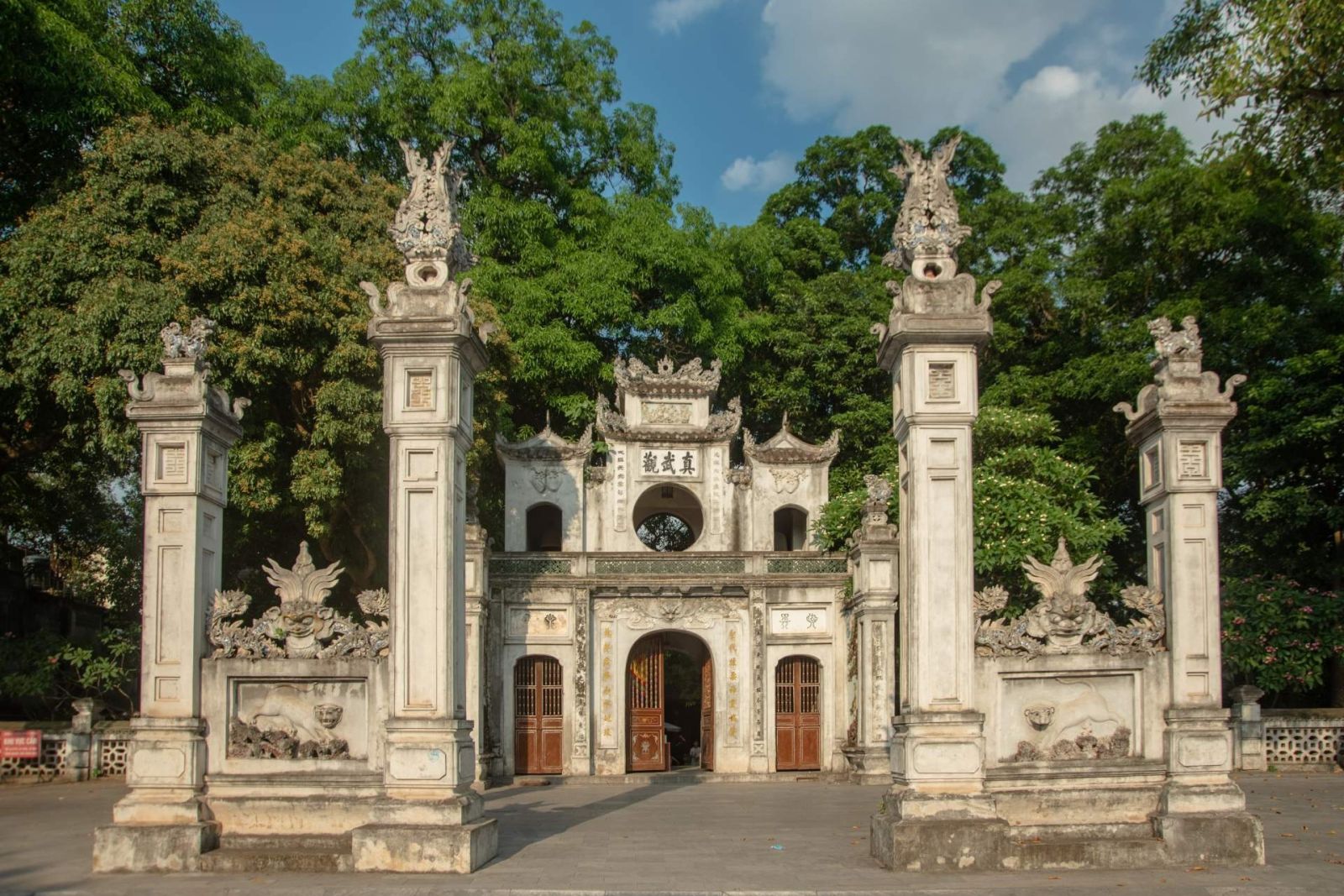 The main gate of Quan Thanh Temple. Source: VinWonders