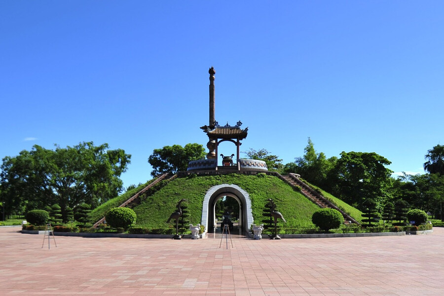 The hill in the center commemorates martyrs in the Battle of Quang Tri Citadel. Photo: Viptrip